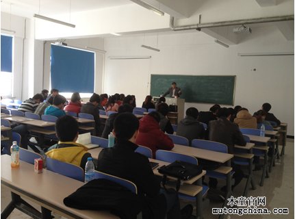 木童工程師為學(xué)生授課